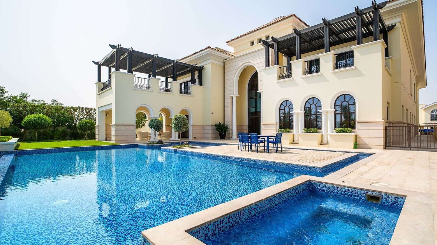 Villa with a large swimming pool and arched windows